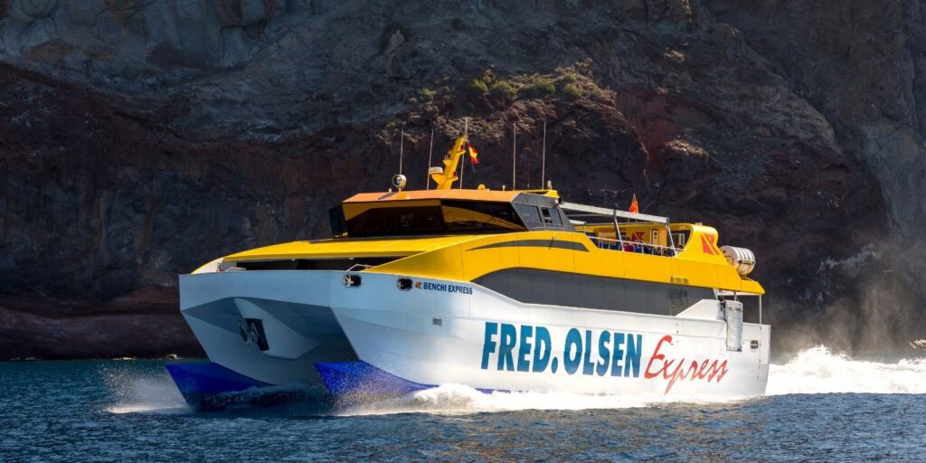 Ferry hacia La Gomera cruzando el mar