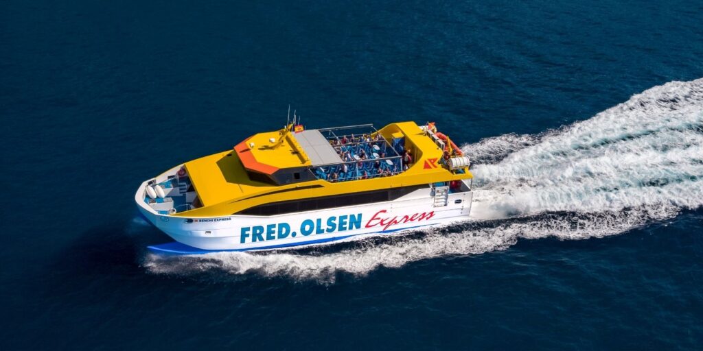 Ferry hacia La Gomera cruzando el mar