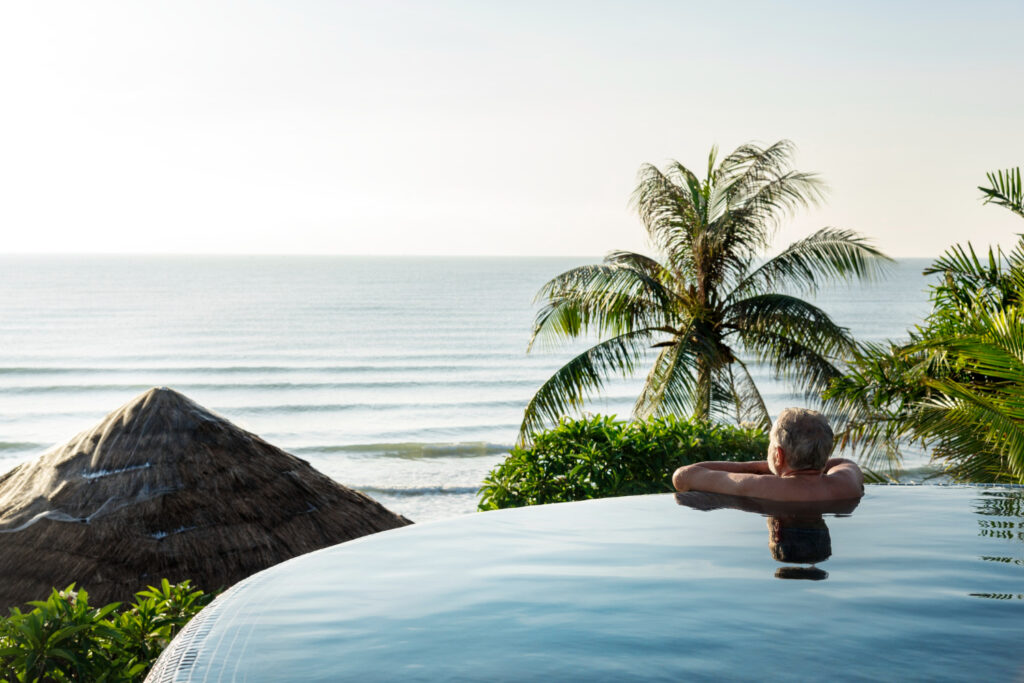 Terraza con piscina infinita sobre el Atlántico en un resort de baja densidad en isla volcánica